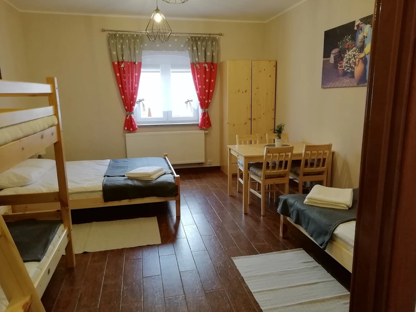 Pokój z drewnianymi meblami i stołem